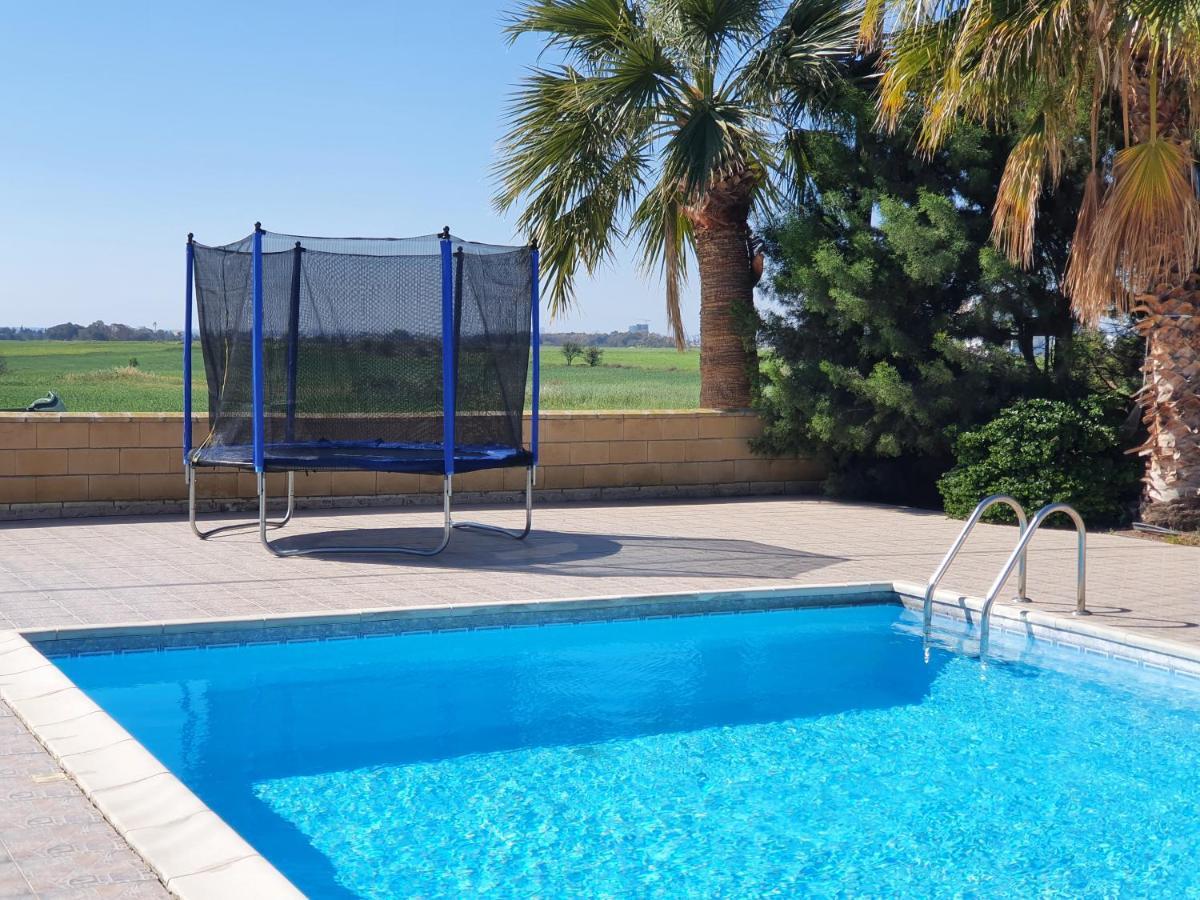 Larnaca Mansion Ideal For 3 Families Or More Eksteriør billede