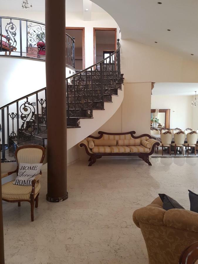 Larnaca Mansion Ideal For 3 Families Or More Eksteriør billede