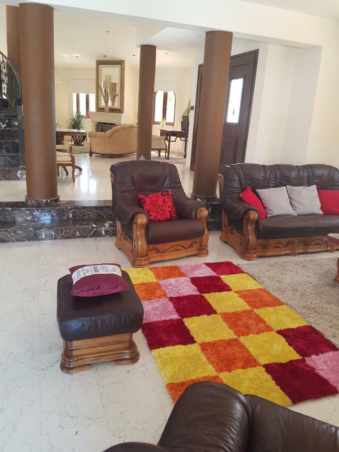 Larnaca Mansion Ideal For 3 Families Or More Eksteriør billede