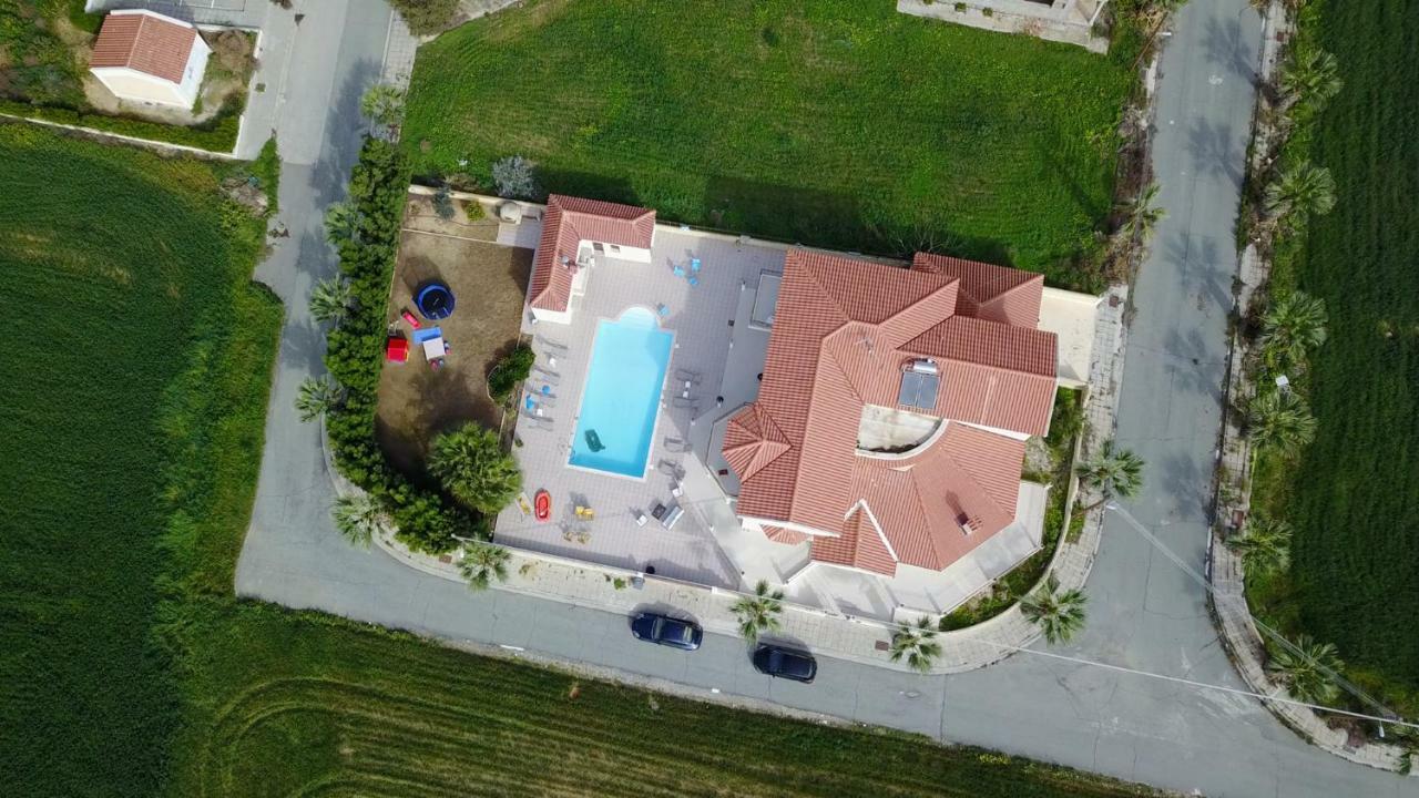 Larnaca Mansion Ideal For 3 Families Or More Eksteriør billede